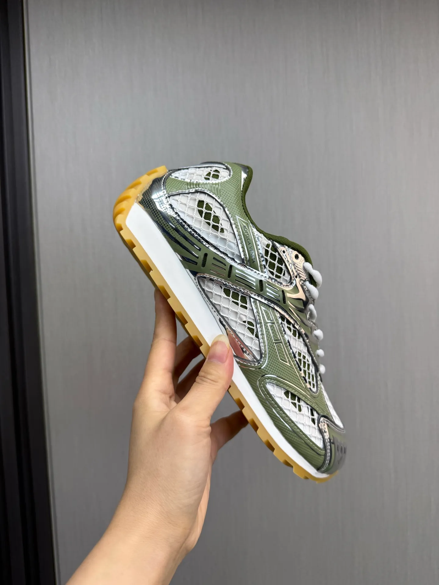 Men's men's shoes 💰620💰 BV top version 𝘽𝙊𝙏𝙏𝙀𝙂𝘼 𝙑𝙀𝙉𝙀𝙏𝘼 Orbit sneakers Wang Yibo same style couple style dad shoes 🩷💚 Runner sneakers, made of lightweight technical mesh fabric. Features a geometric patterned rubber outsole. Pay attention to the package craftsmanship ❕ High version shipping ❗️ Very nice, durable to play with and durable to make ✔️ Standard version 💯💯 The outsole is made of color-blocked TPU outsole. Women’s model 35-41 (40 41 customized) Men’s model 39-46 (45.46 customized) Equipped with original packaging